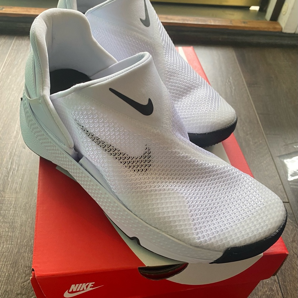 Nike Go FLYEASE. Women size 6.5 men’s size 5